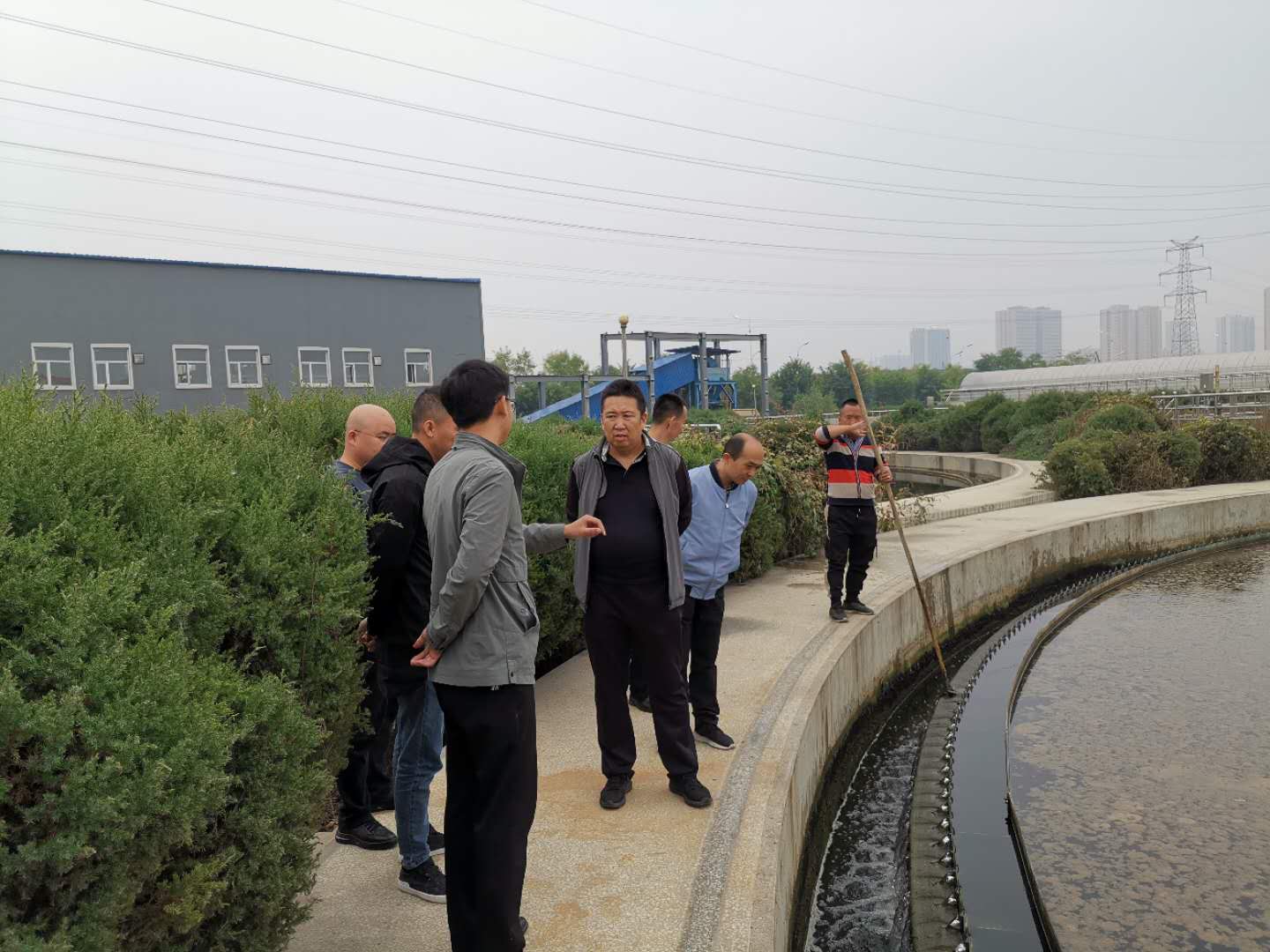 公司總經(jīng)理王建人在供水、污水生產(chǎn)一線開(kāi)展風(fēng)險(xiǎn)隱患排查 (2).jpg