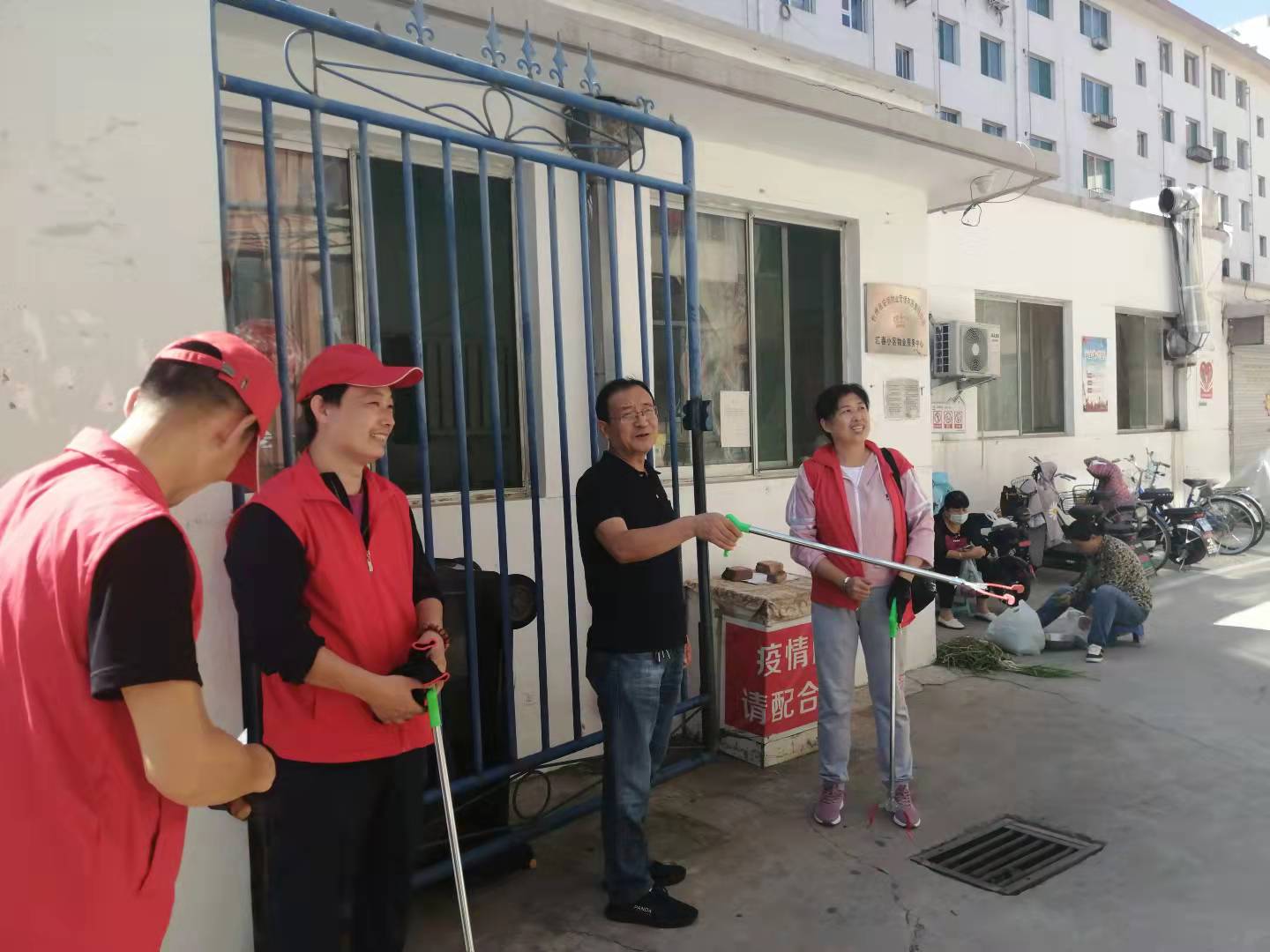 01-9月9日黨委委員、財務(wù)總監(jiān)辛建人在匯春小區(qū)檢查指導(dǎo)志愿者服務(wù).jpg